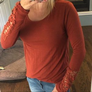 Long sleeve tee by Le Lis